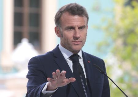 Макрон прервал молчание после видео с пощечиной от супруги