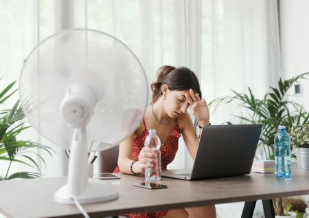 Эксперт по этикету дала советы, как уместно одеваться на работу в жару