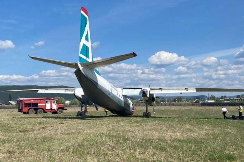 Обстановка у самолета Ан-24, который после посадки выкатился за пределы взлетно-посадочной полосы (ВПП) в аэропорту Киренска Иркутской области
