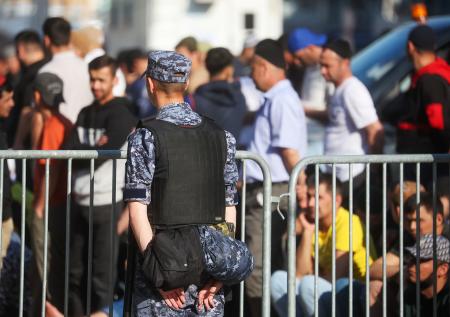 Мигрантов начнут учить правилам поведения в России