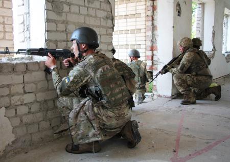 «Такая подлянка»: участник боев за Мариуполь нашел оставленную ВСУ ловушку