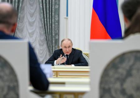 Путин поручил обратить внимание на зарубежные маркетплейсы в России
