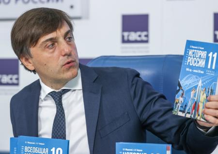 В Минпросвещения озвучили сроки появления единых учебников для школ