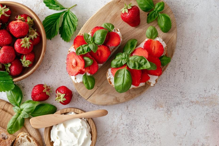 Брускетта с клубникой