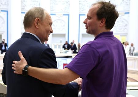 Путин тепло пообщался с незрячим рекордсменом и пожал ему руку