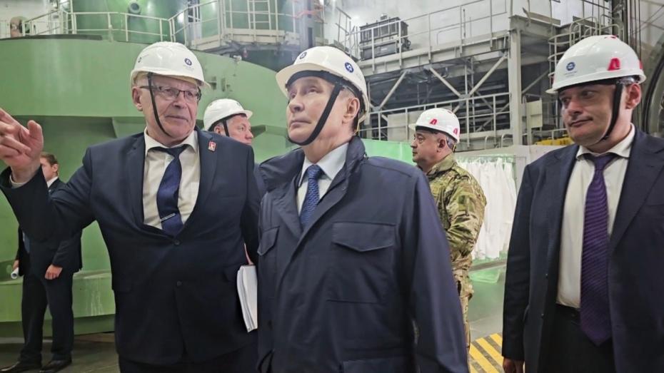 Владимир Путин во время посещения строящейся Курской АЭС-2. Справа — временно исполняющий обязанности губернатора Курской области Александр Хинштейн