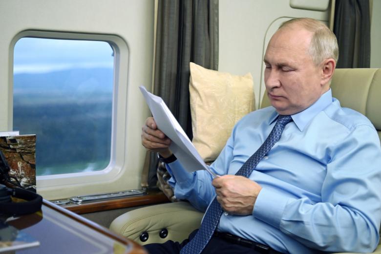 Владимир Путин на борту вертолета