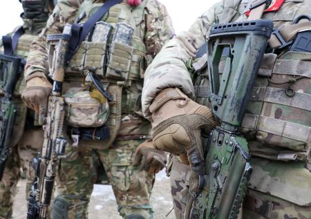 Военного обвинили в попытке сдаться в плен и привязали тросом к машине