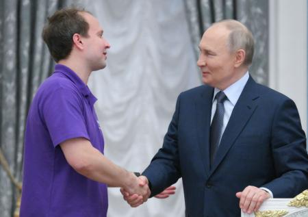Кто такой слепой блогер Иван Ерхов, которому Путин пожал руку? Что сделал