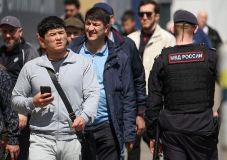 В Госдуме предложили регионам самим регулировать проживание мигрантов