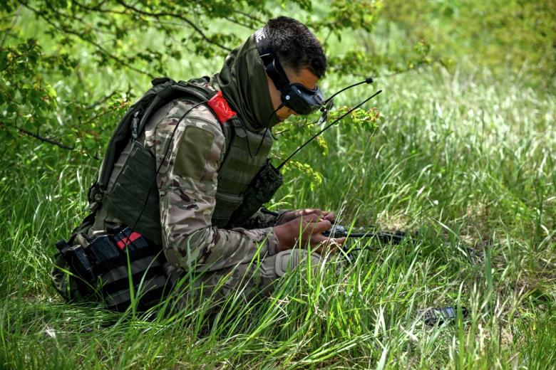 Военнослужащий управляет дроном