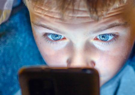 Эксперт дал рекомендации, как защитить ребенка от контактов с мошенниками