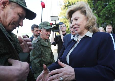 Появились кадры встречи Москальковой и Хинштейна с освобожденными курянами