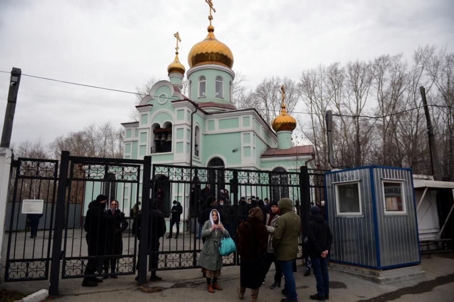 Верующие на территории храма Святой блаженной Ксении Петербургской