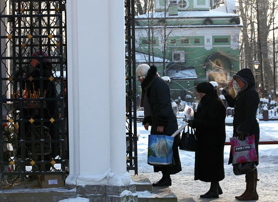 Горожане ставят свечи у часовни Ксении Петербургской (блаженной) в день ее поминовения на Смоленском кладбище в Санкт-Петербурге