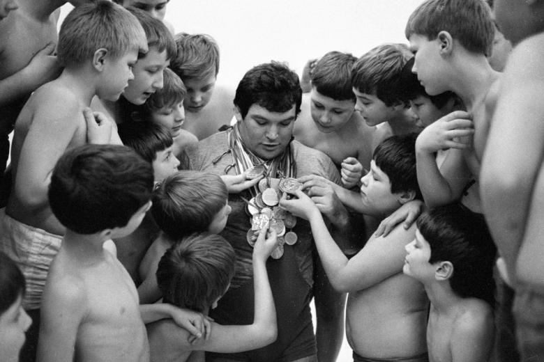 Салман Хасимиков среди своих учеников (в центре)