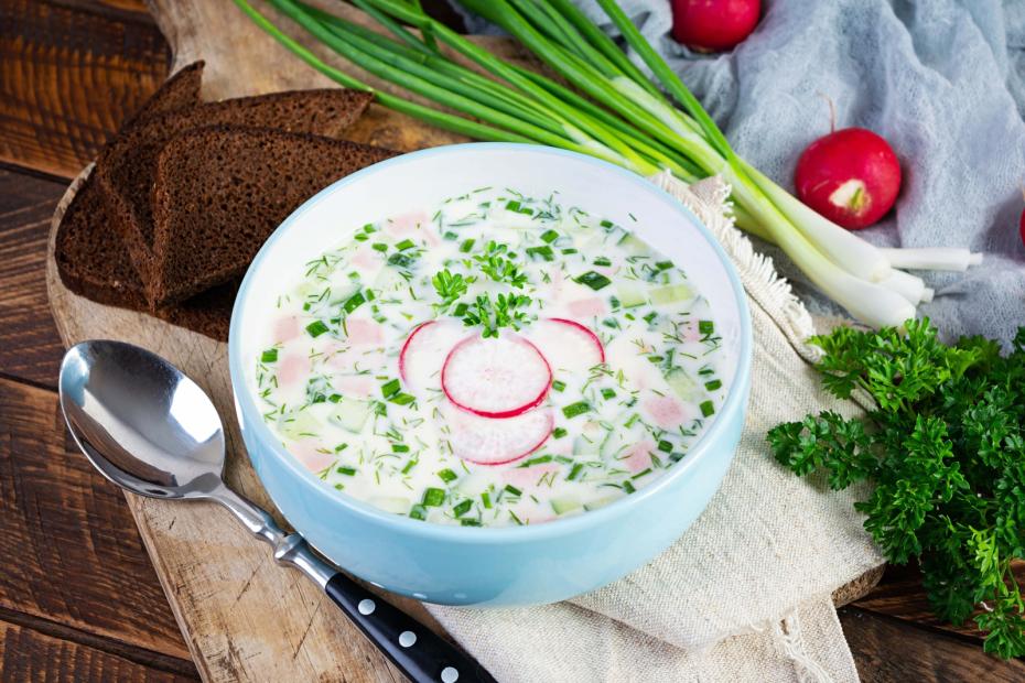 Холодный суп, который любят все: готовим вкусную окрошку на кефире за 15 минут