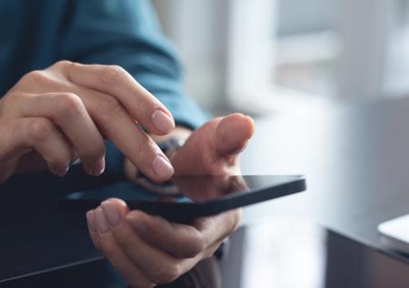 Стало известно, будут ли россияне покупать отечественный смартфон AQ Phone