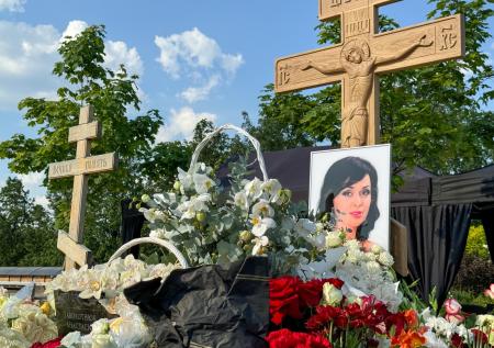 Семья Заворотнюк приехала к ее могиле в годовщину смерти звезды