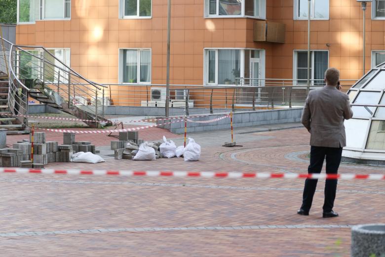Оцепление у жилого дома на проспекте Вернадского, где упали обломки уничтоженного силами ПВО Минобороны РФ украинского беспилотного летательного аппарата