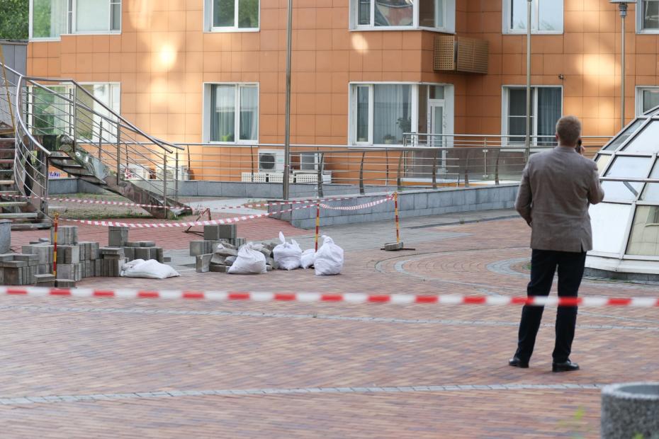 Оцепление у жилого дома на проспекте Вернадского, где упали обломки уничтоженного силами ПВО Минобороны РФ украинского беспилотного летательного аппарата