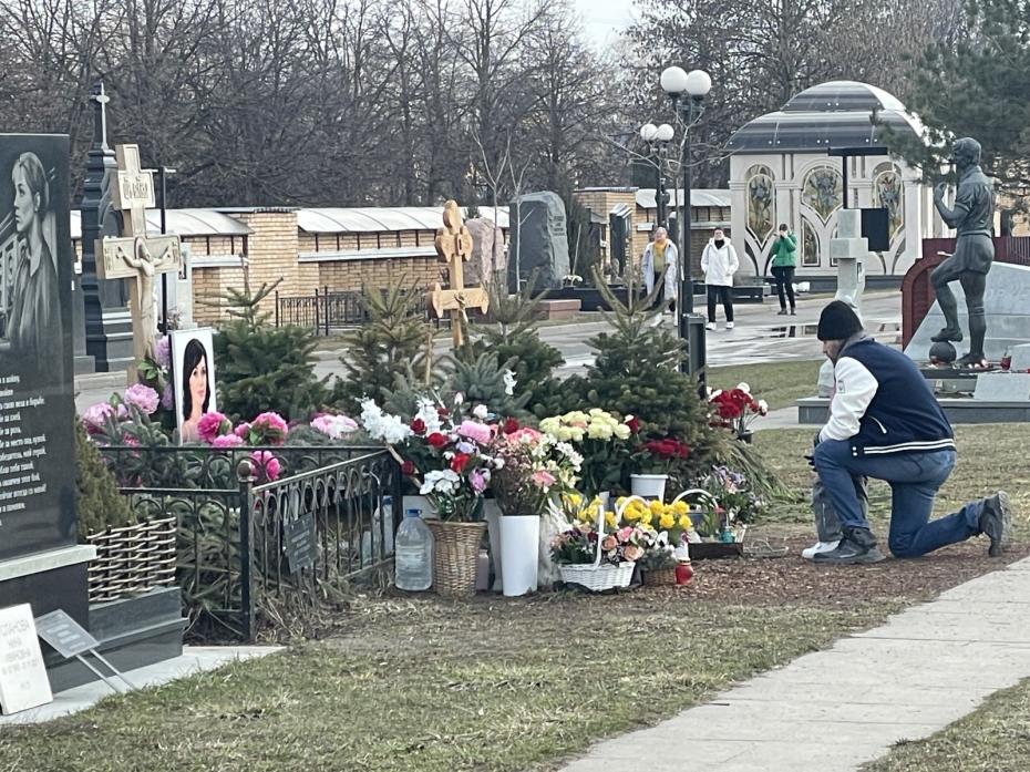 Петр Чернышев на могиле у Анастасии Заворотнюк