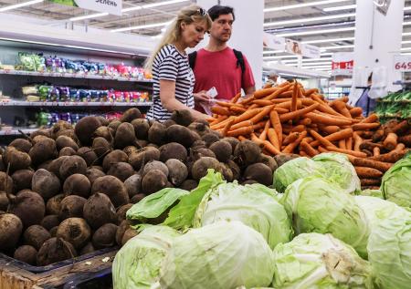 Россиянам рассказали, какие продукты подешевеют с началом лета