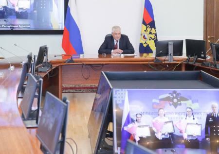 Бурятские школьницы получили награды за помощь в задержании убийцы