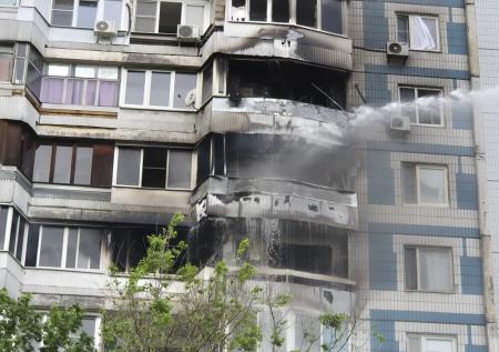 На юге Москвы полыхают балконы многоэтажки