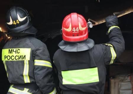 Мощный пожар разгорелся на заводе в Петербурге