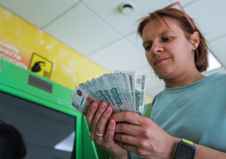 Названа главная опасность снятия налички с кредитной карты