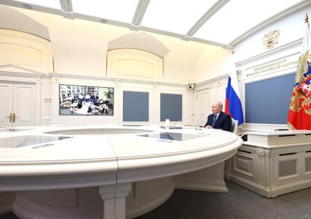 Путин поздравил россиянина с «футбольной командой» детей