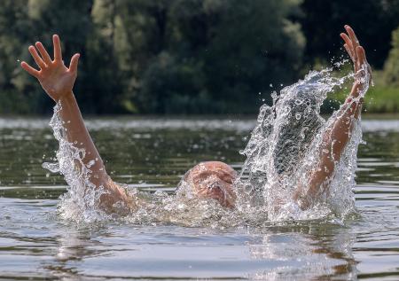 Эксперт по выживанию рассказал, как избежать трагедии на водоемах