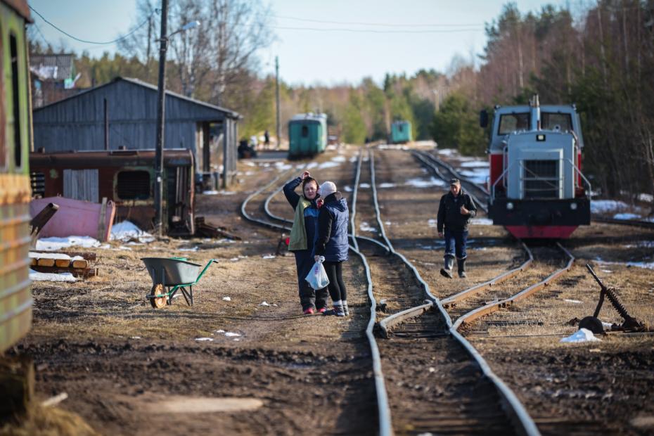 Железнодорожные пути в районе станции в поселке Белое Озеро