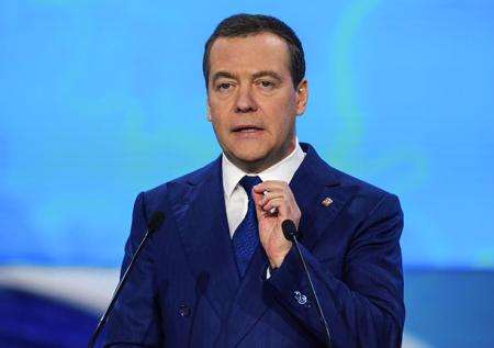 Медведев придумал сразу четыре оскорбительных прозвища для Зеленского