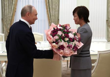 Правительство Японии уклонилось от вопроса о встрече вдовы Абэ с Путиным