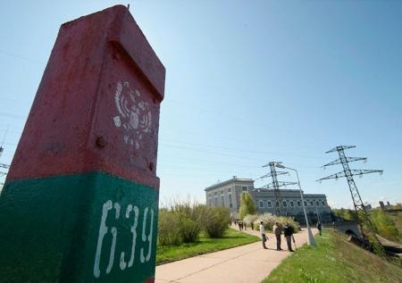 Эстонцы выстроились в огромные очереди, чтобы попасть в Россию