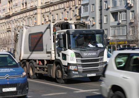 Запрыгнувший в мусоровоз защитник природы попал на видео