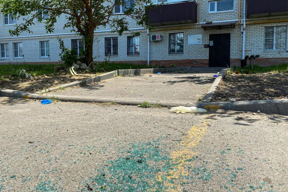 Место взрыва рядом с жилым домом на улице Чехова в Ставрополе, где погиб Заур Гурциев. 29 мая 2025 года