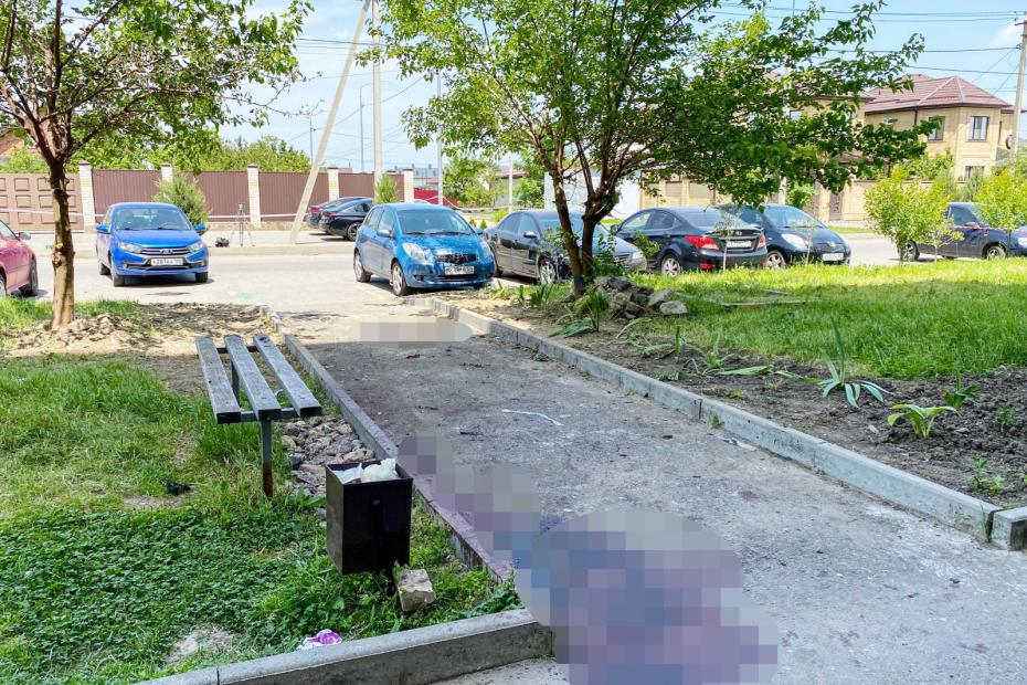 Место взрыва рядом с жилым домом на улице Чехова