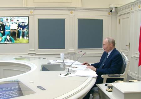 Встретившейся с Путиным многодетной семье вручили ключи от квартиры