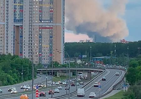 Появились кадры полыхающего в Подмосковье завода по производству обуви