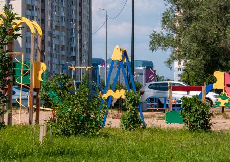 Разъяренная мать напала на ребенка на глазах у других детей