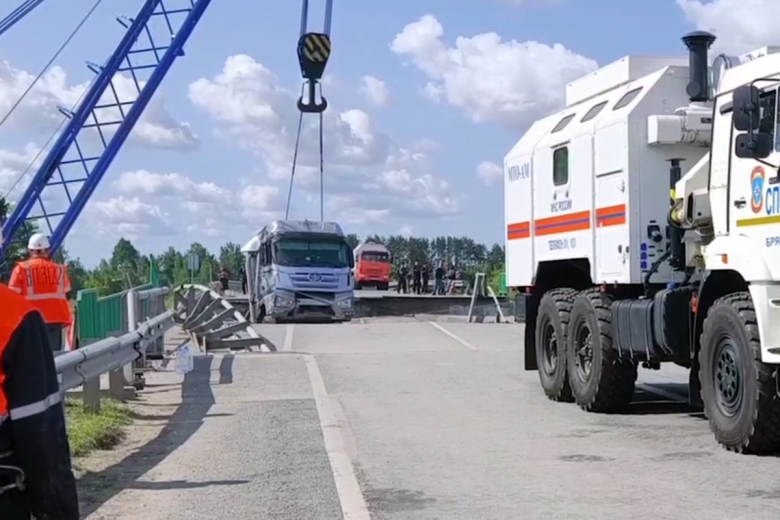 Обрушение моста на пассажирский поезд в Брянской области