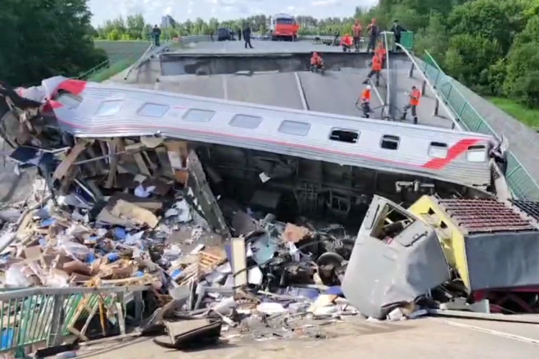 Обрушение моста на пассажирский поезд в Брянской области