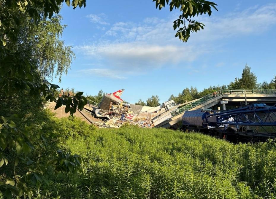 Обрушение моста на пассажирский поезд в Брянской области