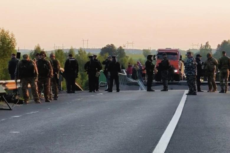 Обрушение моста на пассажирский поезд в Брянской области