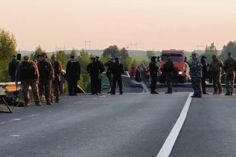 Обрушение моста на пассажирский поезд в Брянской области