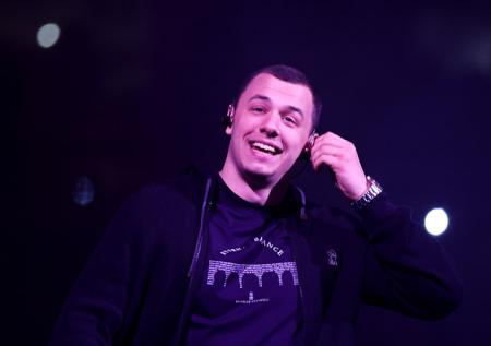 Драка с фанатом, запреты концертов, поддержка СВО: как живет рэпер Макан
