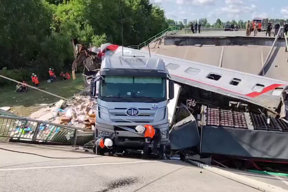Обрушение моста на пассажирский поезд в Брянской области